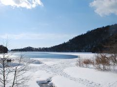 湯ノ湖。
氷が張り、雪が積もったせいで、湖と岸の境界線がわかりません。