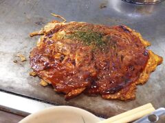 そしてそのまま阪急側へ移動し、新梅田食堂街にあるお好み焼きの名店「きじ」本店へ。
いつもは夜だと1時間以上の列は必至な人気店ですが、この日は台風接近もあって地元の人たちがみんな早めに帰ったのか列はかなり短く、そして私の前にいた3人が全員東京から来た人たちでした。

普段あまり初対面の人と一緒に食べたりすることはないのですが、狭い店内でもありせっかくなら、ということで並びでお食事そしてビールで乾杯しいろいろお話しました。
東京にも支店がありよく通っていますが、やはりこの本店のモダン焼きのふんわりとろとろ感はいつも絶品で、大阪に来るとつい足が伸びてしまいます。