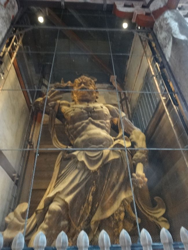 金剛力士像は鎌倉時代、運慶、快慶の作。右が吽形。