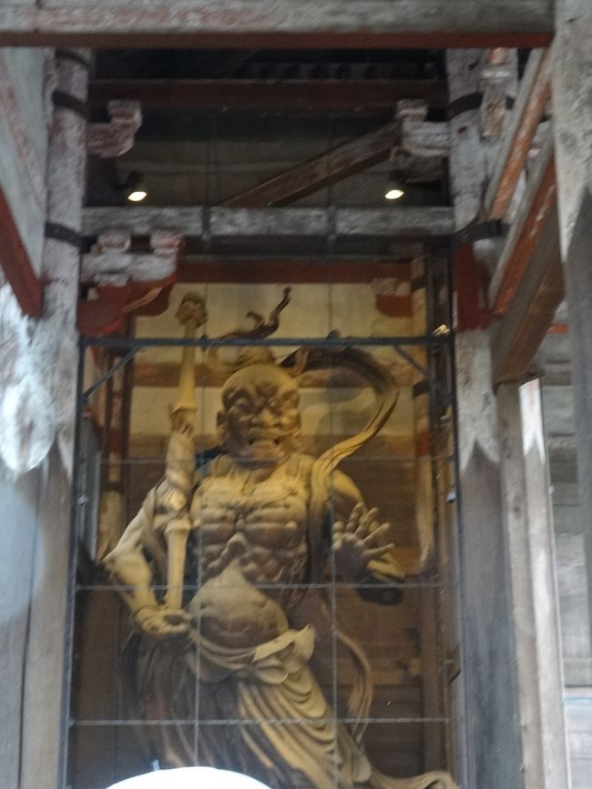 左が阿形。躍動感があってすごい迫力。