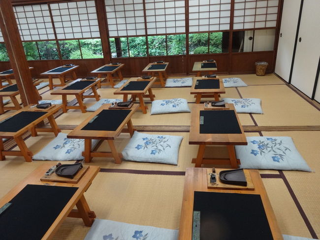 道場内はがらがらです。<br />写経と写仏から写経を選びました。