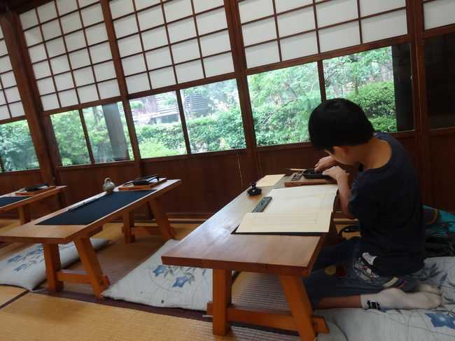 硯に水をさし、墨石で10分程かけてじっくり墨を作ります。