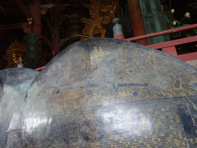 大仏様の台座<br />蓮華座といい、蓮華の花をかたどっています。