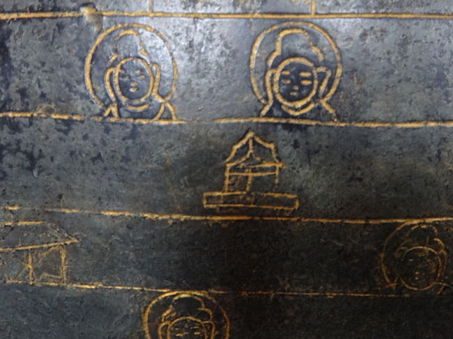 台座をよくみると、こんな素朴でかわいらしい絵が描かれています。