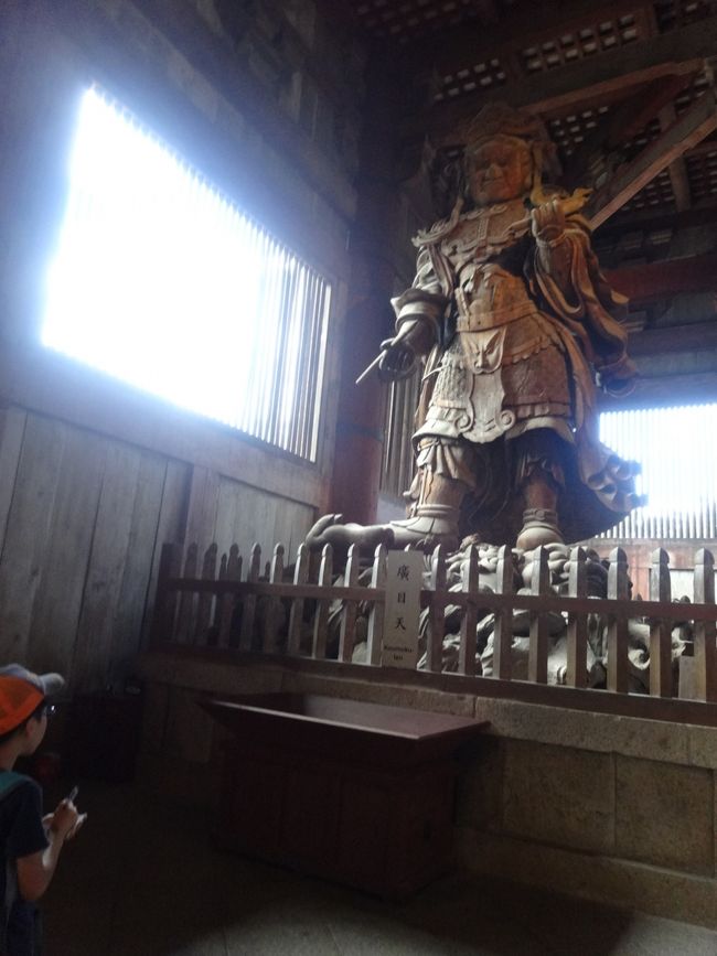 廣目天<br />大仏殿の脇に立つ躍動感ある神様。大仏様の守護神。