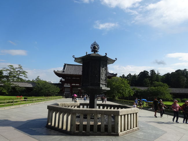 金銅八角灯籠(国宝)<br />建設当時の状態で残っています。