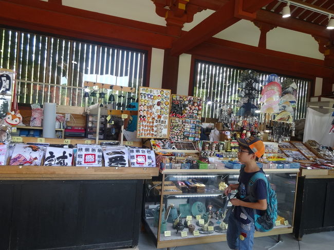 廻廊ではお土産屋の露店が並びます。