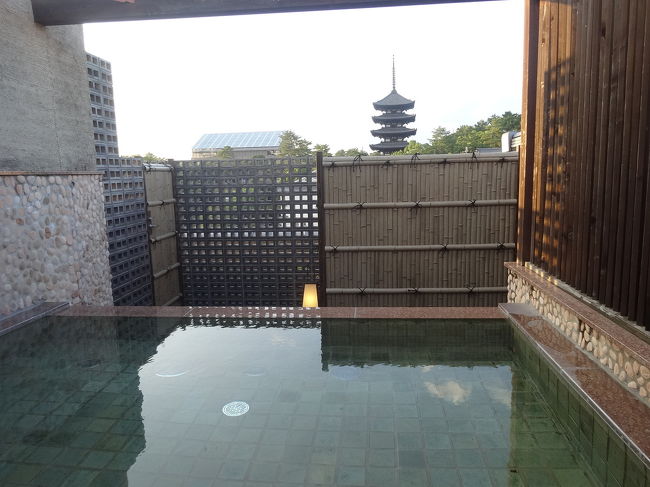 誰もいない露店風呂を覗くとこの眺め。夜の五重塔はﾗｲﾄｱｯﾌﾟされていて美しかったです。
