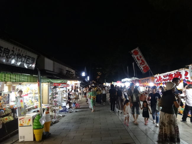 東大寺参道は遅くまでお土産屋さんが開いていました。