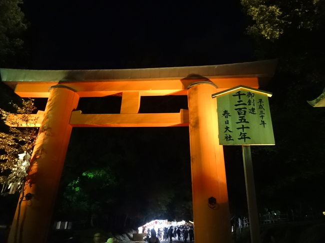 春日大社一の鳥居<br />参道はにぎわい縁日で屋台が並びます。