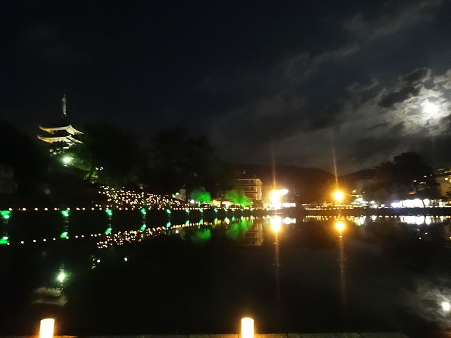 五重塔と満月が猿沢池に鏡のように写り、幻想的でした。