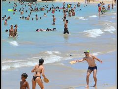 【ブラジルのビーチの光景】

フレスコボールは、味方同士でラリーを続ける競技で、相手の打ちやすい所へとボールを打ち返すことが大事なんスポーツなんです。