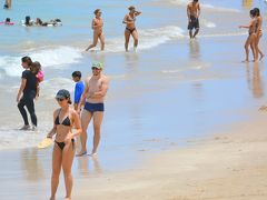 【ブラジルのビーチの光景】

バトミントンとテニスと羽子板を足して割ったようなスポーツで、実は、いまや世界中で大会が行われている程なんだそ～です。日本にもフレスコボール協会があるようです。