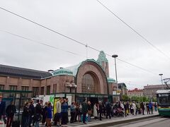 ９時半頃、今日も中央駅からトラムに乗って観光開始。