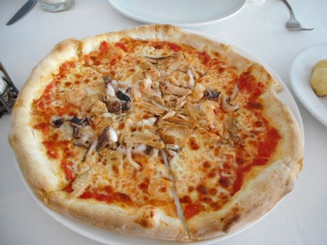 シーフードピザを2人で1枚注文しました。味は普通です。<br />大きくボリュームがあるので1枚で充分だった。<br />もちろんビンタンビルーも注文しました。