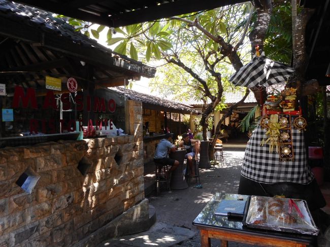 入口、手前がテラス席で奥がレストラン。