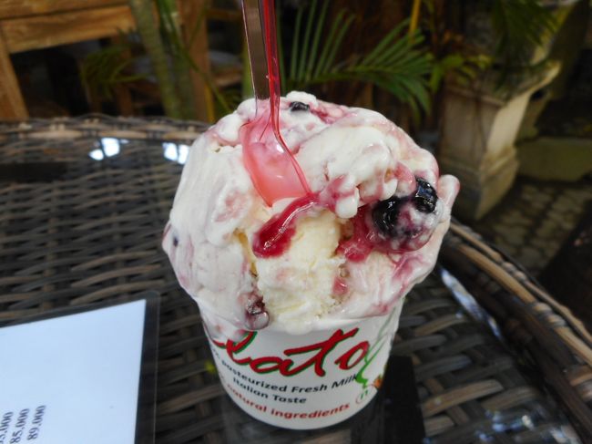 食後にジェラードRp20,000、山盛りでずっしりとした重み”美味”美味しかった。