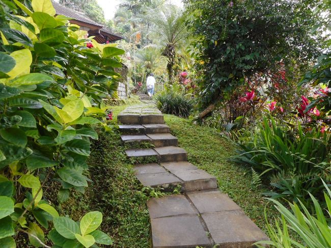 ヴィラは階段を登って行きます。