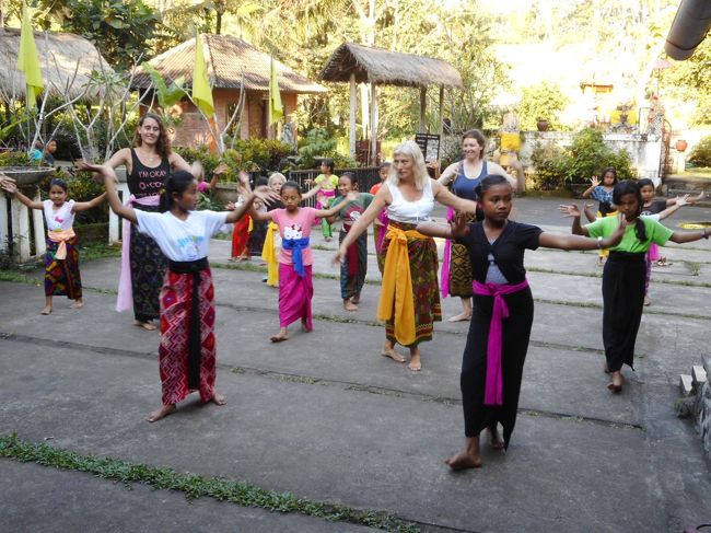 観光客に踊りを教えてくれます。