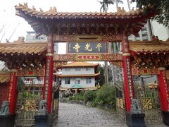 敦煌路の先にある平光寺、日本の寺院のような名前。仏寺、建物は中華風。