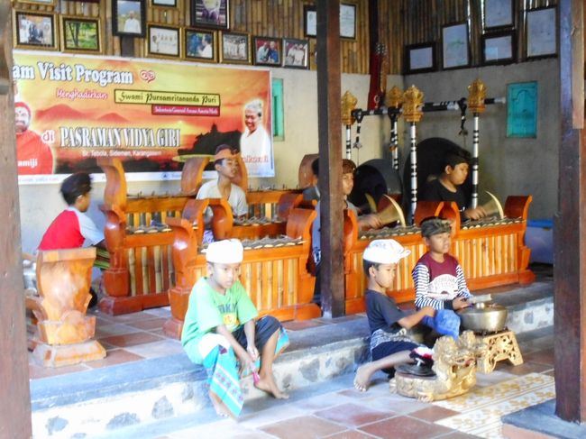 男の子たちは、楽器を教えてくれます。