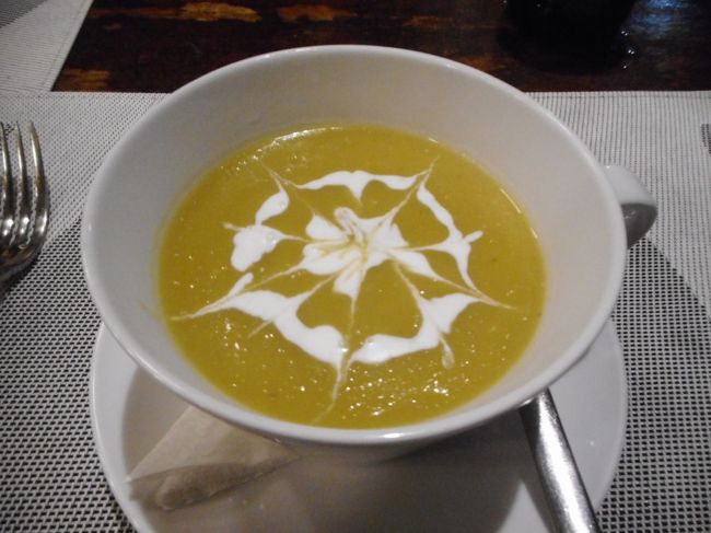 夕食はヴィラでコース料理を食べました。<br />スープはたっぷりの量でお腹が膨れます。