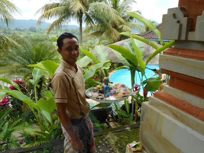 スタッフがお供えを置いて行きます。