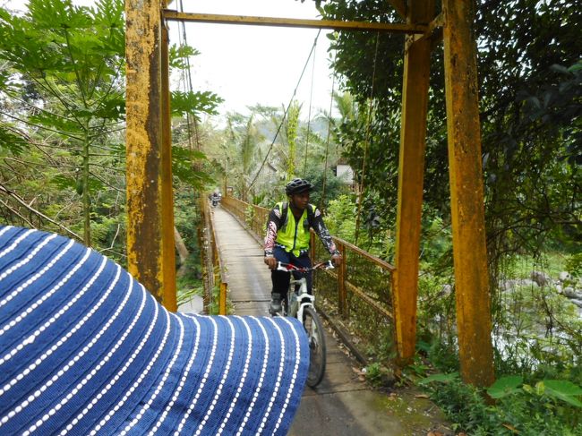 ジャランジャランして橋を渡ります。<br />マウンテンバイクでツーリングをしているグループに出会いました。
