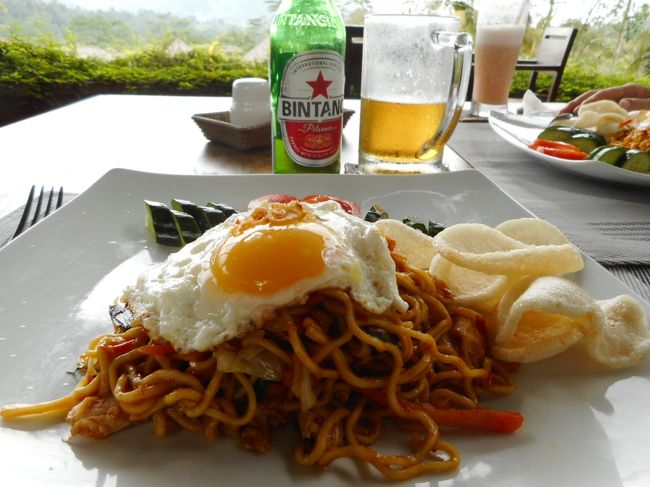 昼食にヴィラでミーゴレンを食べて、スミニャックに行きます。<br />スタッフのみなさんお世話になりました。<br />みんな親切でいいひとばかりでした。<br />また、ここに来てみたいな♪