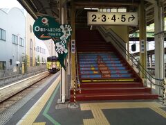 11時過ぎに安来駅行きのシャトルバスに乗って、そこから電車で米子を経由し、本日２つ目の目的地である境港へ向かいます。
境線は鬼太郎と聞いていましたが、米子駅の乗り場からすでに鬼太郎一色でした。