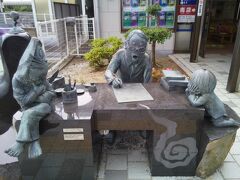 境港駅に着きました。
駅を出るとすぐに、水木しげる先生の仕事場と、それを見守る？　鬼太郎・ねずみ小僧をイメージした石像がありました。早速インパクトありますね。
あたりを見回すと何もかもが鬼太郎です。