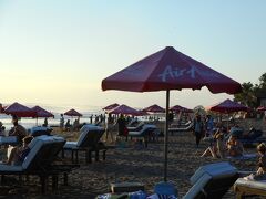 海岸にやって来ました。エアアジアのパラソルだらけ。