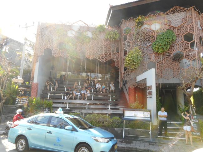 このお店テレビで見たことがあります。<br />道を行く人を階段に座って眺めています。