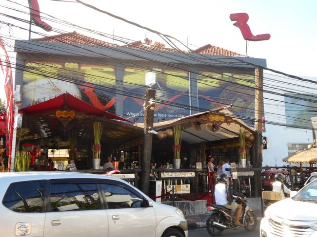 ホテルの前の通りおしゃれなお店が軒を連ねています。<br />夜になると騒がしくなりました。