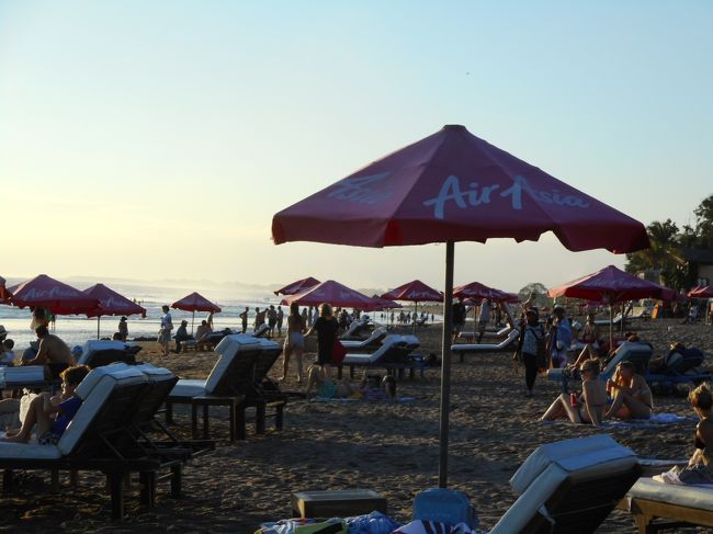 海岸にやって来ました。エアアジアのパラソルだらけ。