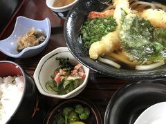 お昼ご飯は「しもじ」さんでいただくことに
外の看板には、”うすかわまんじゅう”と大きく書いてあるのでぱっと見は和菓子屋さんなのだが、定食屋さんも兼業されている
天ぷらうどん定食が身に沁みる
食後はうすかわまんじゅうとコーヒーも追加でオーダー
写真を撮っていなかったが、もっちりとした饅頭とコーヒーの相性は抜群だ
食事中に台風の影響が及んで来たのか、ゲリラ豪雨が降ってきた
気付かずに食事をする我々に、お店の方が慌てて声をかけ、屋根の下へバイクを移動するよう勧めてくれた
優しい、こちらも身に沁みた