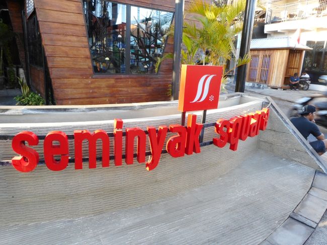 スミニャクスクエアーをぶらぶらして、クラクラバスでハイパーマートに行きました。