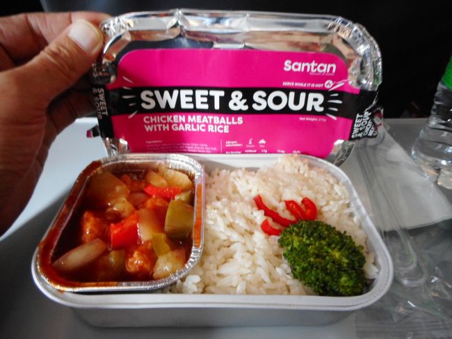 機内食。辛くはありませんでした。<br /><br />飛行機は約30分遅れの23：00ごろ到着しました。<br /><br />ご覧いただいてありがとうございました。<br />