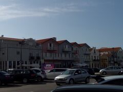 バーラのお隣のコスタ・ノヴァへ。
有名なストライプの家並が見えてきました。
人気スポットだけあって、車が多い！