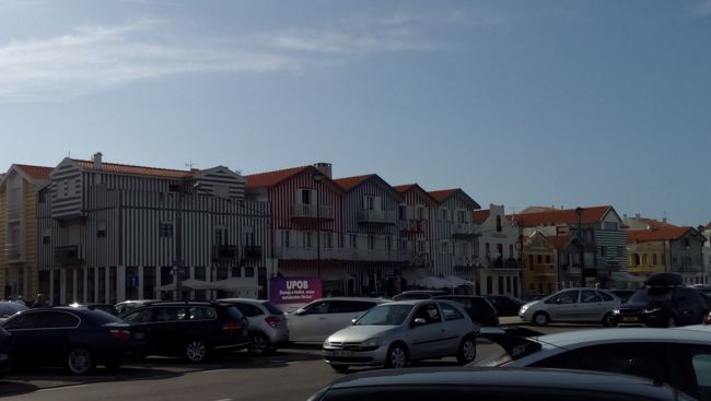 バーラのお隣のコスタ・ノヴァへ。<br />有名なストライプの家並が見えてきました。<br />人気スポットだけあって、車が多い！