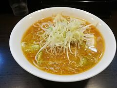 基本に忠実？に、
味噌ラーメンを注文。
これが思いのほか、ヒットでした。
スープが濃いめだけどしつこさはなく、
ちぢれ麺も適度なコシ。
何より、スープも麺もアツアツなのが良し！です。
スープがぬるいラーメンは大嫌いなので。笑

