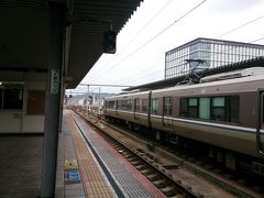 梅田から山陽本線で一路姫路に。

通勤ラッシュにあたって三宮まで座れず。
平日だもの致し方なし。