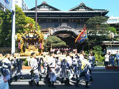 海岸を目指して歩いている途中も、お神輿が。