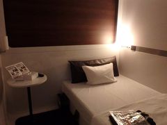 今回の飛行機は羽田を6時半頃出発するので
前泊をする事にしました。

お宿は前々から興味があった空港内の宿
ファーストキャビン羽田ターミナル1。

お風呂やその他の設備は不足ありませんが
やはり音がかなり響きますね。
無料で配られている耳栓をしないと眠れません。
朝はお願いした時間に起こして下さるのですが
でもやはりちょっと不安で
何度も目が覚めてしまいました（笑）
しかしながら余裕をもってフライトに臨めるのは
本当に素晴らしい事だと思いました。
