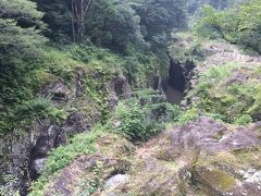 阿蘇山の噴火でえぐれたとされる岩々