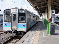 松本駅から乗り込んだのは、6時2分発の大糸線の始発電車。
天気予報が当たり、青空が広がる中、列車は北アルプスの麓を走って行く。
途中の有明駅からは、『信濃富士』と地元の人から呼ばれている有明山がきれいに見えた。