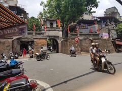 東河門にやってきました。
NHK「２度目のハノイ」でこちらでフォトジェニック写真講座をやってました。
インスタ映えする写真を１枚くらい撮ってみたいおばちゃん。