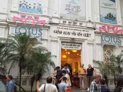 １７時から水上人形劇が始まるシアターの前に、１７時前にたどり着いたのも
何かの縁でしょう！