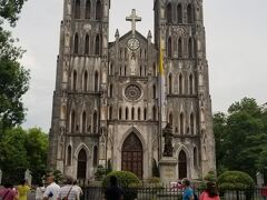 この後、ハノイのランドマーク的建物の大教会まで歩きました。
フランス統治時代のネオ・ゴシック様式というらしいです。
荘厳な雰囲気が素敵です。

すぐ近くで足つぼマッサージをしていただいたのですが・・・
写真１枚もなく店名も忘れちゃいました(笑)