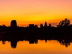 カンボジア・タイ旅行７日目。

本日は朝早くに起きて、アンコール・ワットに日の出リベンジをしに行きます。
アンコール・ワットに到着すると既に多くの人が日の出を見に集まっておりました。
中国人がうざいです。

今日は天気が良く、日の出が期待出来ます。